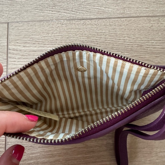 Kate Spade Cobble Hill Bee Wristlet in Purple - Picture 5 of 6